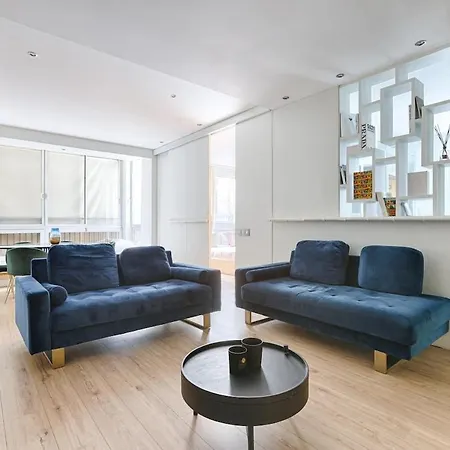 Luxury Montaigne Avenue 4p شقة