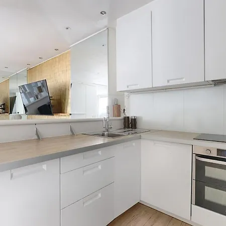 Luxury Montaigne Avenue 4p
