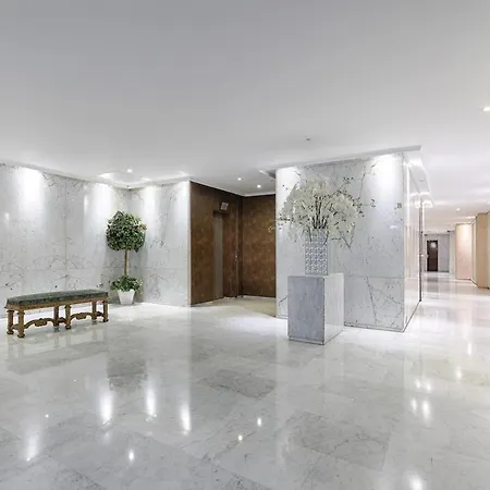 Luxury Montaigne Avenue 4p